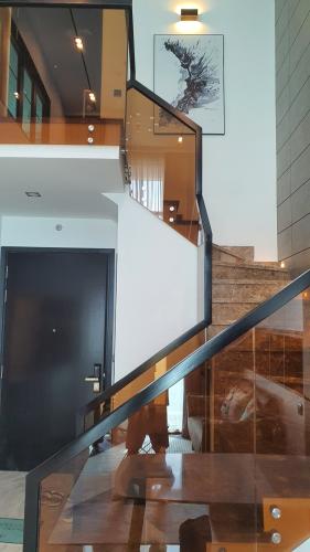 Cầu thang thông tầng căn hộ Feliz En Vista Căn hộ Duplex Feliz en Vista đầy đủ nội thất diện tích 102.58m²