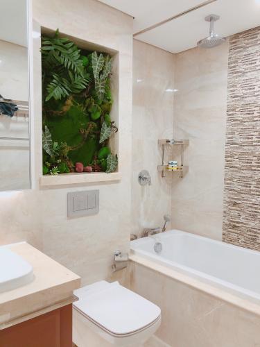 Phòng tắm căn hộ Vinhomes Golden River, Quận 1 Căn hộ Vinhomes Golden River hướng Tây Nam, view nội khu yên tĩnh.