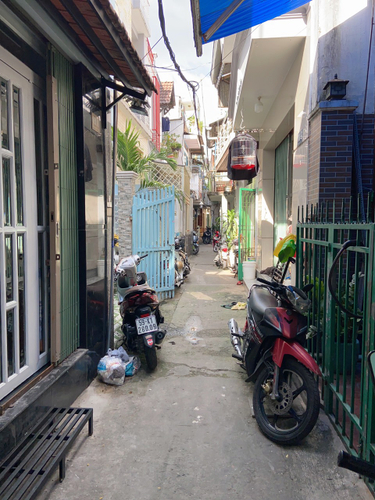 Đường trước nhà phố Quận Bình Thạnh Nhà phố thiết kế 1 trệt, 1 lầu cửa hướng Đông Nam, cách chợ Thị Nghè 100m.