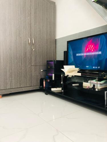 Phòng khách nhà phố Quận 12 Nhà phố 2 mặt tiền hẻm Quận 12 hướng Đông Nam, diện tích 38.1m2.