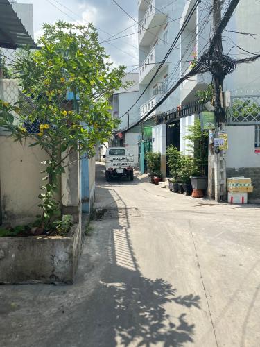 Nhà phố Quận Gò Vấp Nhà phố kết cấu 1 trệt 2 lầu và sân thượng hướng Tây Nam, sổ hồng riêng.