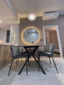 Căn hộ Q2 Thảo Điền, Quận 2 Căn hộ Q2 Thảo Điền tầng 21, đầy đủ nội thất và tiện ích.