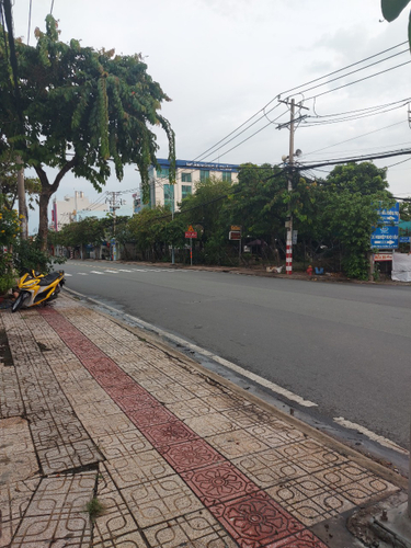 Đường trước nhà xưởng kho bãi Quận Thủ Đức Nhà xưởng kho bãi diện tích 247.5m2, mặt tiền đường Đặng Văn Bi.