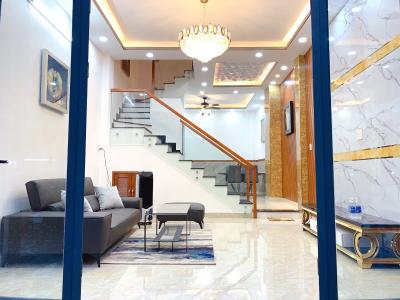 Phòng khách nhà phố Quận 7 Nhà hẻm xe tải đường Lâm Văn Bền, nội thất đầy đủ nhà mới xây.