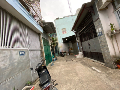 Đường trước nhà phố Huyện Hóc Môn Nhà phố diện tích 64m2 cửa hướng Nam, ngay chợ Ba Bầu.