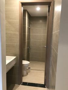 Toilet Vinhomes Grand Park Quận 9 Căn hộ Vinhomes Grand Park view sông Tắc, tầng cao đón gió.
