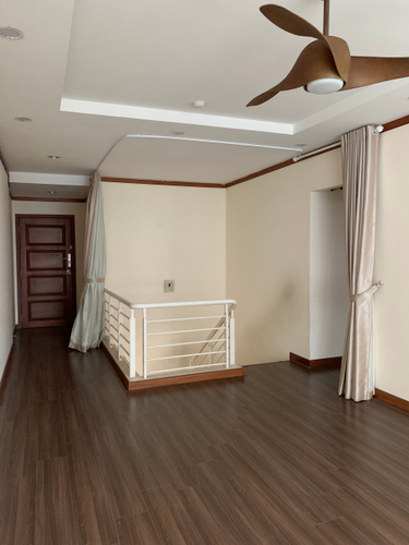 Căn hộ Hoàng Anh Gold House, Huyện Nhà Bè Căn Duplex Hoàng Anh Gold House thiết kế toàn bộ sàn lót gỗ, nội thất cơ bản.