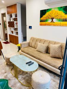 Phòng khách căn hộ Vinhomes Grand Park, Quận 9 Căn hộ Vinhomes Grand Park view tầng cao nội khu yên tĩnh.