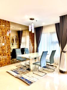 khach Căn hộ Vinhomes Grand Park tầng cao, ban công hướng Đông Nam mát mẻ.